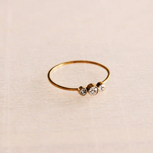 Bazou: Stalen minimalistische ring met 3 mini zirkonia's - goud